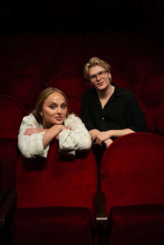 Programledarna Alice Stenlöf och Carl Tuleus